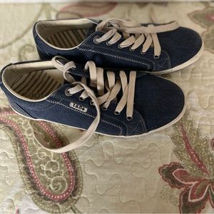 Womens Taos “Star” tennis shoes. Size 10